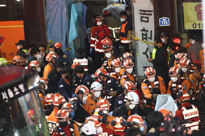 Οι υπηρεσίες έκτακτης ανάγκης περιθάλπουν τραυματίες μετά από ταραχή στις 30 Οκτωβρίου 2022 στη Σεούλ της Νότιας Κορέας.