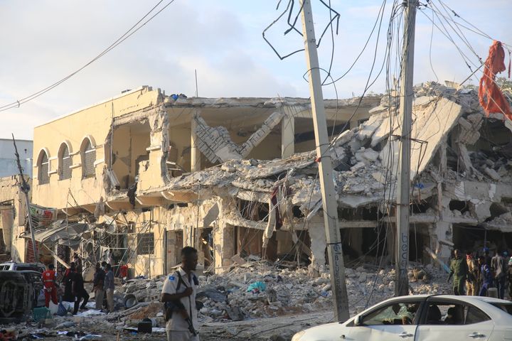 Φωτογραφία δείχνει την σκηνή έκρηξης παγιδευμένου αυτοκινήτου στο Μογκαντίσου της Σομαλίας στις 29 Οκτωβρίου 2022. Πολλά θύματα αναφέρθηκαν μετά από δύο διαδοχικές εκρήξεις βομβών που συγκλόνισαν την πρωτεύουσα της Σομαλίας Μογκαντίσου.