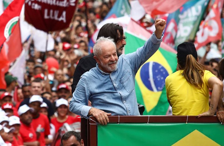 Ο πρώην Πρόεδρος και υποψήφιος για την προεδρία της Βραζιλίας Λουίζ Ινάσιο Λούλα ντα Σίλβα ηγείται της «πορείας της νίκης», στο Σάο Πάολο της Βραζιλίας, στις 29 Οκτωβρίου 2022.