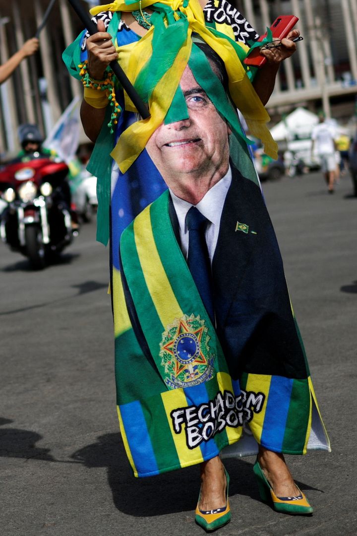 Ένας υποστηρικτής του Προέδρου της Βραζιλίας και υποψηφίου για την προεδρία Ζαϊχ Μπολσονάρο, ποζάρει για μια φωτογραφία καθώς διαμαρτύρεται ενάντια στο Ανώτατο Δικαστήριο, τους υπουργούς του Ανωτάτου Εκλογικού Δικαστηρίου και κατά της λογοκρισίας, στη Μπραζίλια, Βραζιλία, 29 Οκτωβρίου 2022.