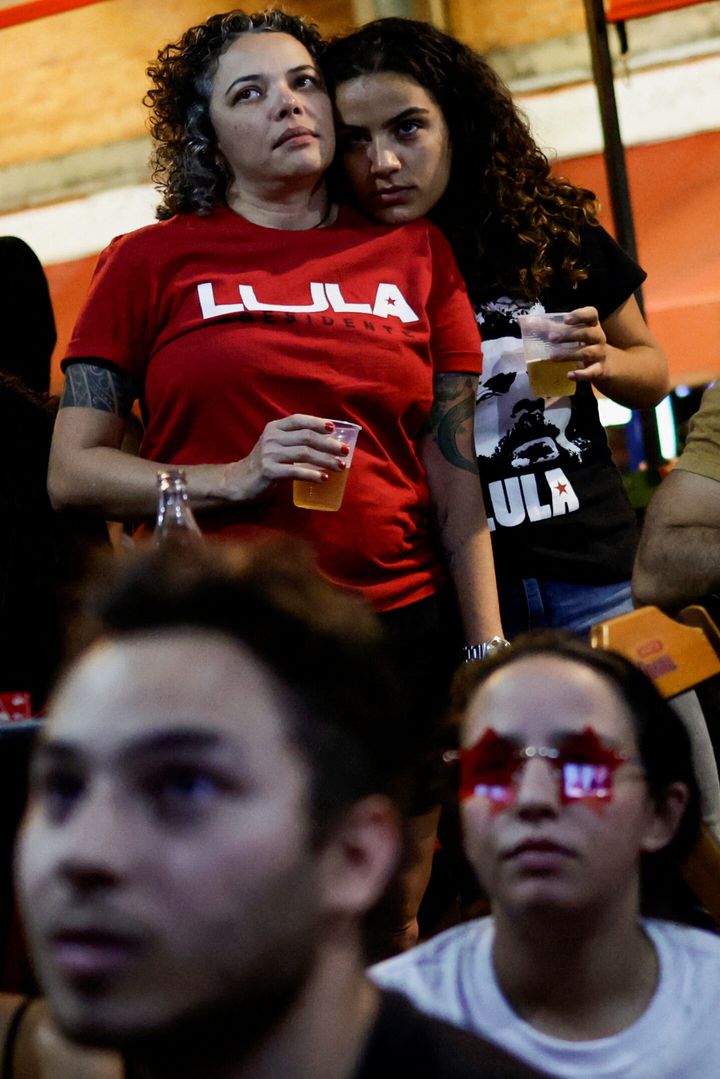 Ο κόσμος παρακολουθεί μια συζήτηση πριν από τον δεύτερο γύρο των εκλογών μεταξύ του Προέδρου της Βραζιλίας και υποψηφίου για επανεκλογή Jair Bolsonaro και του πρώην Προέδρου και νυν υποψηφίου Luiz Inacio Lula da Silva, σε ένα μπαρ στη Μπραζίλια, Βραζιλία, στις 28 Οκτωβρίου 2022.