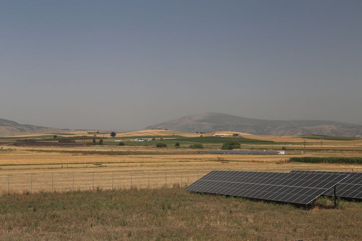 Φωτοβολταϊκά ανάμεσα σε χωράφια στο νομό Λάρισας. (ΛΕΩΝΙΔΑΣ ΤΖΕΚΑΣ/EUROKINISSI)