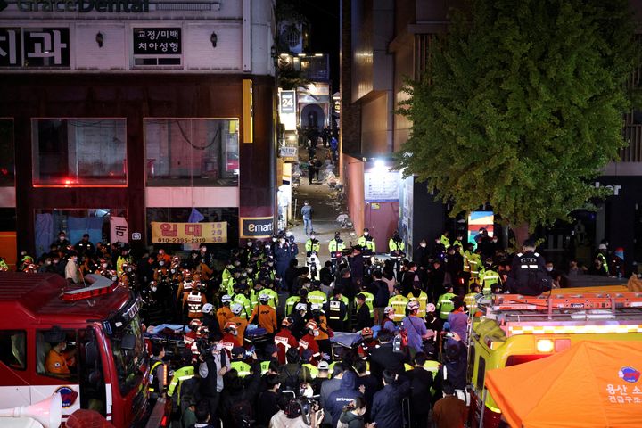 Η ομάδα διάσωσης και οι πυροσβέστες εργάζονται στο σημείο όπου δεκάδες άνθρωποι τραυματίστηκαν σε ταραχή κατά τη διάρκεια ενός φεστιβάλ Halloween στη Σεούλ, Νότια Κορέα, 30 Οκτωβρίου