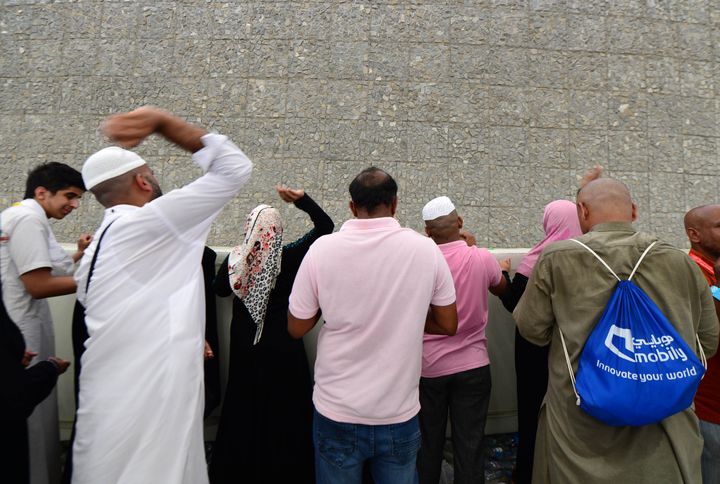 Μουσουλμάνοι προσκυνητές εκτελούν τελετουργικό λιθοβολισμού του διαβόλου κατά τη διάρκεια του Χατζ την τρίτη ημέρα του Eid al-Adha στην περιοχή Mina της Μέκκας, Σαουδική Αραβία, στις 6 Οκτωβρίου 2014.