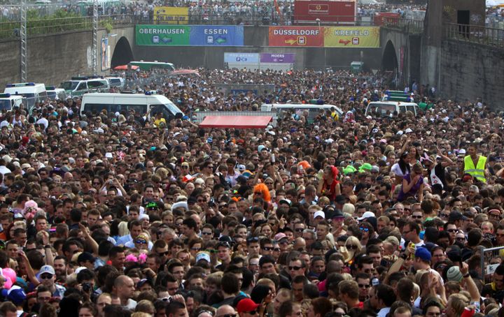 Toύνελ γεμάτο από λάτρεις της techno μουσικής, όπου τουλάχιστον 15 ανθρωποι ποδοπατήθηκαν μέχρι θανάτου και δεκάδες άλλοι τραυματίστηκαν στο διάσημο φεστιβάλ Love Parade της Γερμανίας στις 24 Ιουλίου 2010 στο Ντούισμπουργκ της Γερμανίας. Χιλιάδες άλλοι γλεντζέδες συνεχίζουν να κάνουν πάρτι στην εκδήλωση αγνοώντας τη θανατηφόρα ταραχή που ξεκίνησε όταν η αστυνομία προσπάθησε να εμποδίσει χιλιάδες άλλους ανθρώπους να εισέλθουν στους ήδη φραγμένους χώρους της παρέλασης.