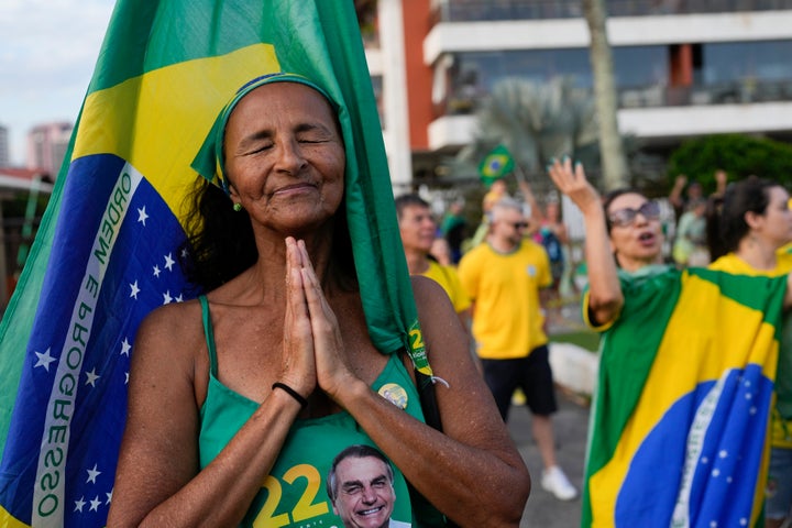 Un partisan du président brésilien Jair Bolsonaro, qui brigue un nouveau mandat, prie après la fermeture des bureaux de vote lors du second tour de l'élection présidentielle à Rio de Janeiro, au Brésil, le dimanche 30 octobre 2022.