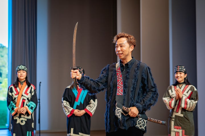 ウポポイ訪問時は、久しぶりに「エムㇱ リㇺセ(剣の舞)」も披露。すぐに勘を取り戻し、皆を驚かせた