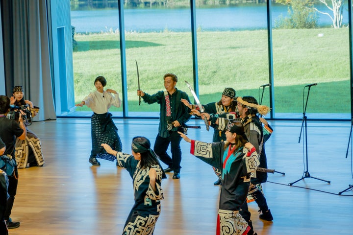 「イヨマンテ リㇺセ(熊の霊送りの踊り)」を踊るÜSAさん、本上さん、舞踊チーム。ÜSAさんは「アイヌ文化は、次世代までずっと伝えていきたい大切な文化だと思います。子どもたちと自然の中でキャンプをしながら、今日の踊りを一緒にできたら」と今後への思いを教えてくれた