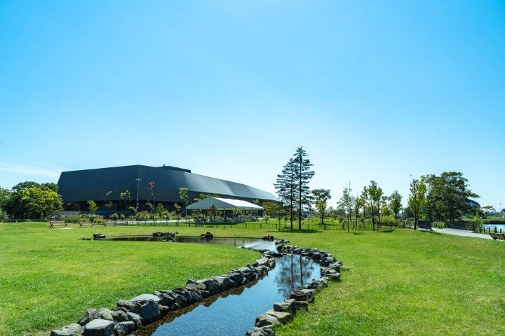 東京ドーム2個相当の広大な面積を誇るウポポイ。アイヌの歴史や文化に関わる展示品を見ることができるのはもちろん、伝統芸能の上演、楽器演奏、刺繍、調理など、様々な体験プログラムが用意されている。ÜSAさんは「湖の周りにとても近代的な建物があって、1日いても飽きないくらいたくさんの見どころがある」と語ってくれた
