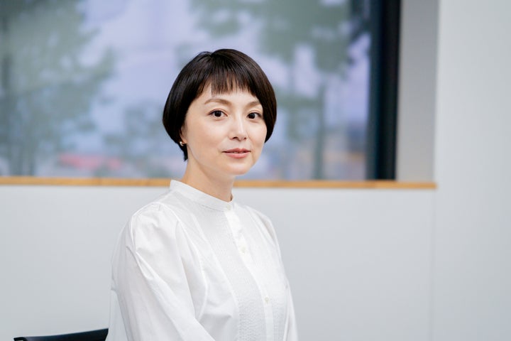 俳優・エッセイストの本上まなみさん。適切な社会的距離をとり、感染対策をおこなった上で、撮影中のみ特別にマスクを外しています