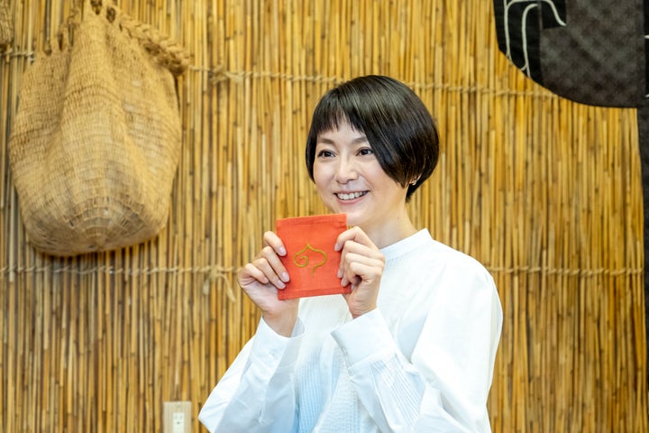 完成したアイヌ文様の刺繍。今回はコースターに刺繍をした