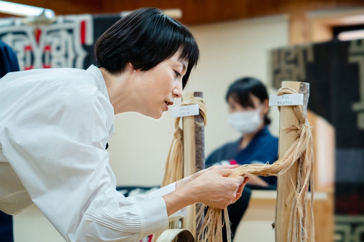 工房では、衣服の素材となる木の皮に触れられる