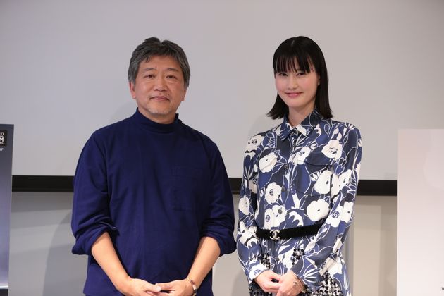 是枝裕和監督（左）と橋本愛さん（右）