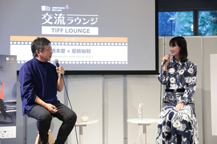 映画業界の働き方やハラスメントの問題について話し合う是枝監督と橋本さん