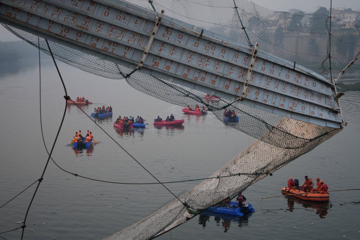 Men seen in CCTV footage violently shaking Indian suspension bridge moments before its horrific collapse — at least 133 dead Men seen in CCTV footage violently shaking Indian suspension bridge moments before its horrific collapse — at least 133 dead