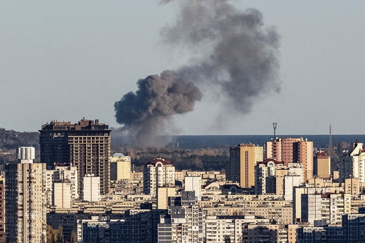 Καπνοί υψώνονται στα περίχωρα του Κιέβου (31 Οκτωβρίου 2022)