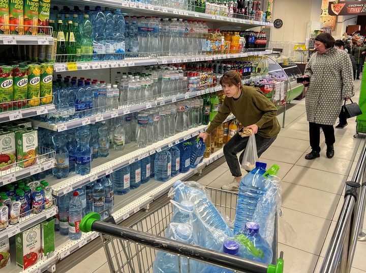 Στα σούπερ μάρκετ αρκετοί κάτοικοι του Κιέβου για να προμηθευτούν νερό (31 Οκτωβρίού 2022)