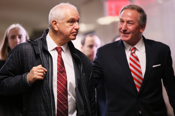 Les avocats de l'organisation Trump, Alan Futerfas (à gauche) et Michael van der Veen, prennent la parole à leur arrivée lundi devant la Cour suprême de New York pour être jugés.