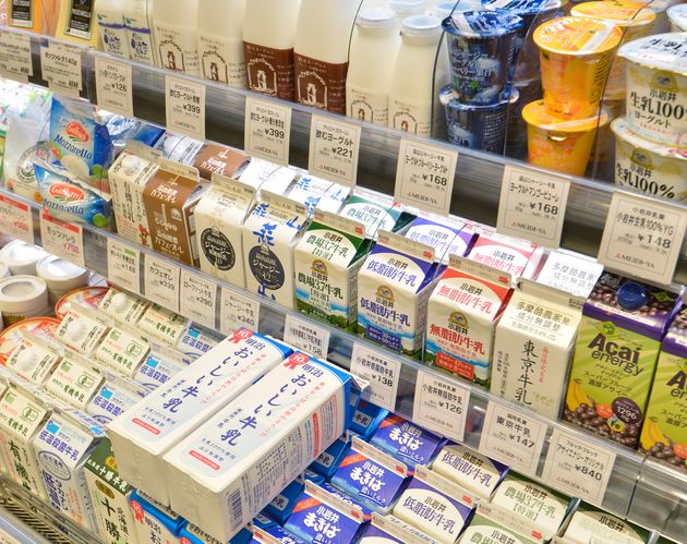 スーパーに並ぶ食品や飲料＝2012年04月24日、東京都内