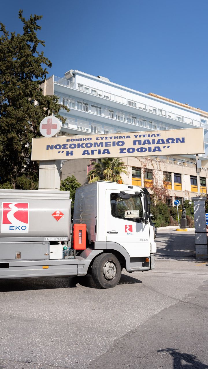 Βυτιοφόρο EKO της HELLENiQ ENERGY, μεταφέρει πετρέλαιο θέρμανσης στο νοσοκομείο Παίδων «Αγία Σοφία».