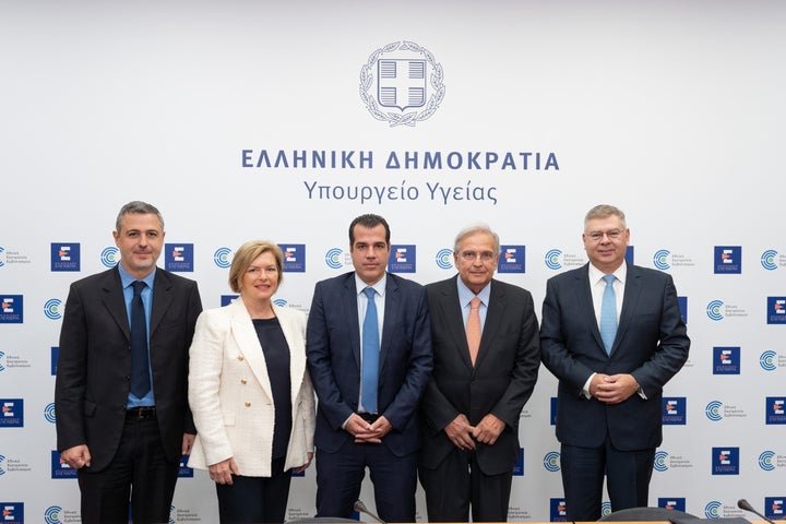 Αριστερά, ο Γενικός Γραμματέας Υπηρεσιών Υγείας Ιωάννης Κωτσιόπουλος, η Αναπληρώτρια Υπουργός Υγείας Μίνα Γκάγκα, ο Υπουργός Υγείας Θάνος Πλεύρης, ο Πρόεδρος του Διοικητικού Συμβουλίου της HELLENiQ ENERGY Γιάννης Παπαθανασίου και ο Διευθύνων Σύμβουλος του Ομίλου Ανδρέας Σιάμισιης.