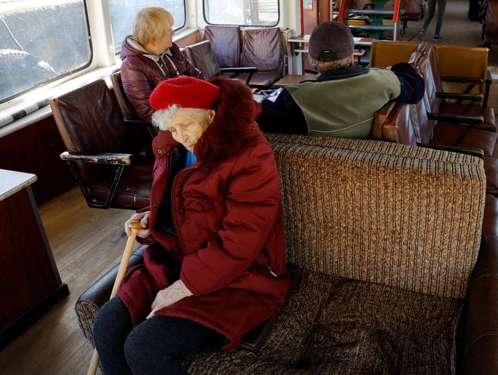 Ηλικιωμένη που απομακρύνεται από την Χερσωάν σε ferry boat (31 Οκτωβρίου 2022)