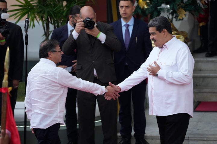 El presidente de Colombia, Gustavo Petro, le da la mano al presidente de Venezuela, Nicolás Maduro, en las escaleras del Palacio Presidencial de Miraflores, en Caracas