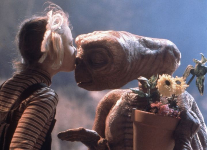 E.T.にキスをするドリュー・バリモアさん。この頃はE.T.が本当に生きていると思っていたという。