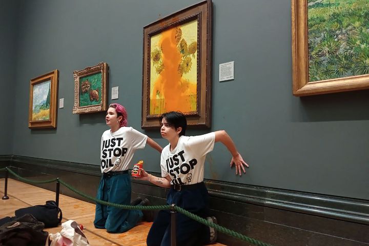 ロンドンの「ナショナル・ギャラリー」で、ゴッホの代表作「ひまわり」にトマトスープを投げ付けた環境団体の活動家（10月、イギリス・ロンドン）