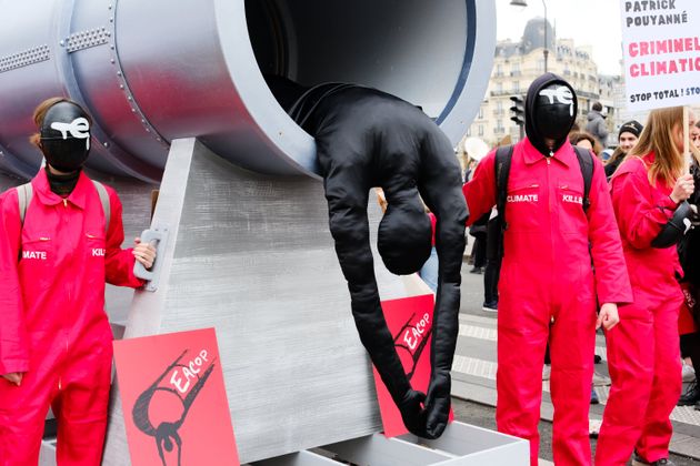 トタルエナジーズの進めるEACOPプロジェクトを非難するデモ隊（フランス・パリ）