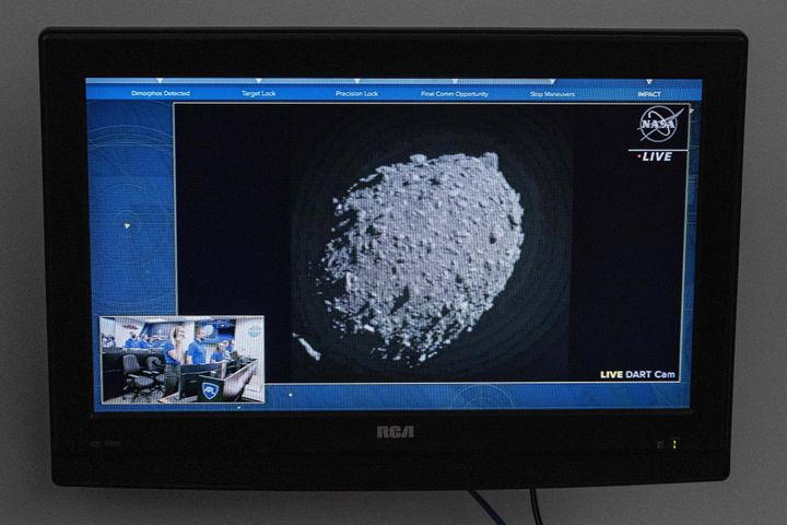 Un televizor de la Centrul Spațial Kennedy al NASA din Cape Canaveral, Florida, surprinde imaginile finale ale testului de redirecționare a asteroizilor dublu (DART)