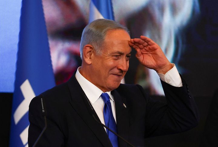Ο αρχηγός του κόμματος Λικούντ Μπέντζαμιν Νετανιάχου χειρονομεί καθώς απευθύνεται στους υποστηρικτές του στα κεντρικά γραφεία του κόμματός του κατά τη διάρκεια των γενικών εκλογών του Ισραήλ στην Ιερουσαλήμ, 2 Νοεμβρίου 2022. REUTERS/Ronen Zvulun