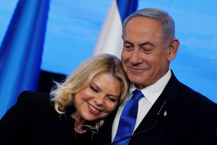 Ο αρχηγός του κόμματος Λικούντ Μπέντζαμιν Νετανιάχου αγκαλιάζει τη σύζυγό του Σάρα Νετανιάχου καθώς απευθύνεται στους υποστηρικτές του στα κεντρικά γραφεία του κόμματός του κατά τις γενικές εκλογές του Ισραήλ στην Ιερουσαλήμ, 2 Νοεμβρίου 2022. REUTERS/Ammar Awad