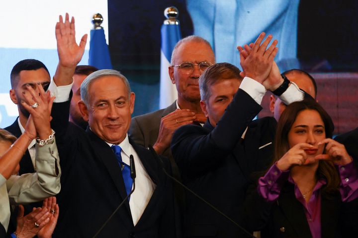 Ο ηγέτης του κόμματος Λικούντ Μπενιαμίν Νετανιάχου κυματίζει καθώς απευθύνεται στους υποστηρικτές του στα κεντρικά γραφεία του κόμματός του κατά τις γενικές εκλογές του Ισραήλ στην Ιερουσαλήμ, 2 Νοεμβρίου 2022. REUTERS/Ronen Zvulun