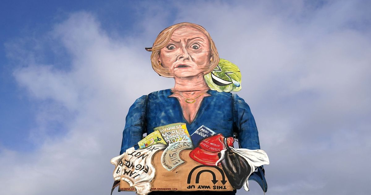 Liz Truss et la laitue : une effigie de feu de joie rend hommage à l’un des couples les plus étranges de la politique