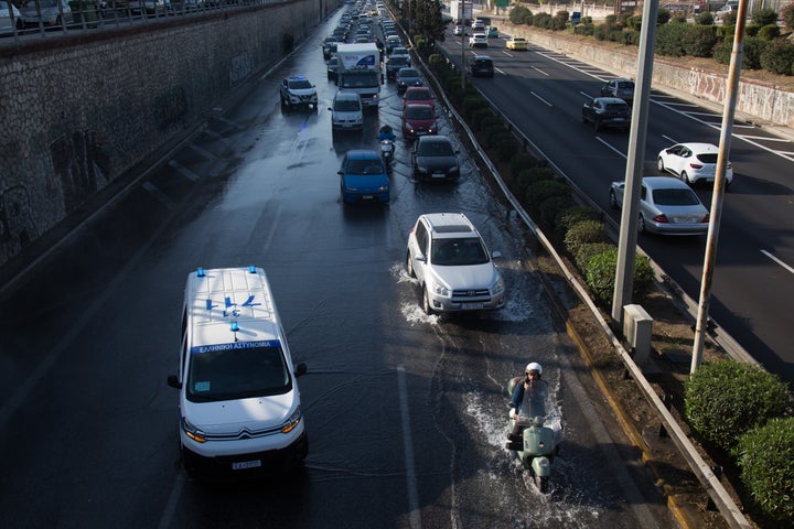 ΠΡΟΒΛΗΜΑΤΑ ΣΤΗΝ ΚΙΝΗΣΗ ΤΩΝ ΑΥΤΟΚΙΝΗΤΩΝ ΣΤΗΝ ΑΝΟΔΟ ΤΟΥ ΚΗΦΙΣΟΥ ΣΤΟ ΥΨΟΣ ΤΗΣ ΝΕΑΣ ΦΙΛΑΔΕΛΦΕΙΑΣ ΕΞΑΙΤΙΑΣ ΕΝΟΣ ΑΓΩΓΟΥ ΝΕΡΟΥ ΠΟΥ ΕΣΠΑΣΕ. (ΜΑΡΚΟΣ ΧΟΥΖΟΥΡΗΣ / EUROKINISSI)