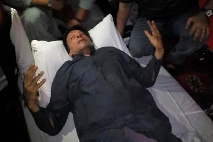 O πρώην πρωθυπουργός του Πακιστάν Iμραν Καν, ξαπλωμένος σε φορείο λίγο μετά την δολοφονική επίθεση.