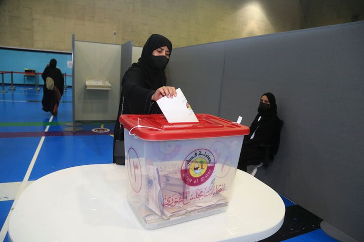 Οι γυναίκες του Κατάρ ψηφίζουν για τις βουλευτικές εκλογές στη Ντόχα του Κατάρ, Σάββατο, 2 Οκτωβρίου 2021. 