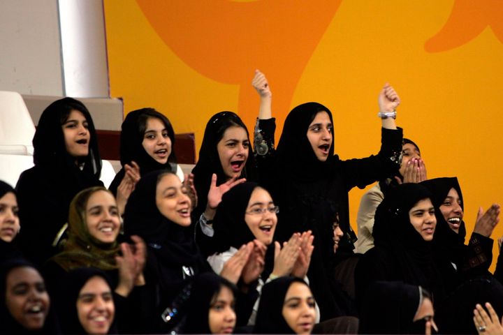 Μαθήτριες σχολείων από το Κατάρ ζητωκραυγάζουν καθώς παρακολουθούν τον προκριματικό αγώνα μπάσκετ γυναικών για τους Ασιατικούς Αγώνες μεταξύ Κίνας και Λιβάνου στη Ντόχα, Κατάρ, Δευτέρα, 4 Δεκεμβρίου 2006.