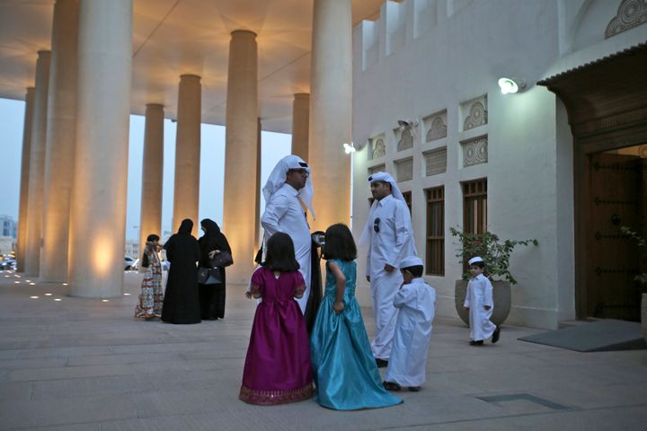 Οι οικογένειες του Κατάρ συναντώνται κατά τη διάρκεια μιας πολιτιστικής εκδήλωσης στην περιοχή Msheireb στη Ντόχα του Κατάρ, 6 Μαΐου 2018