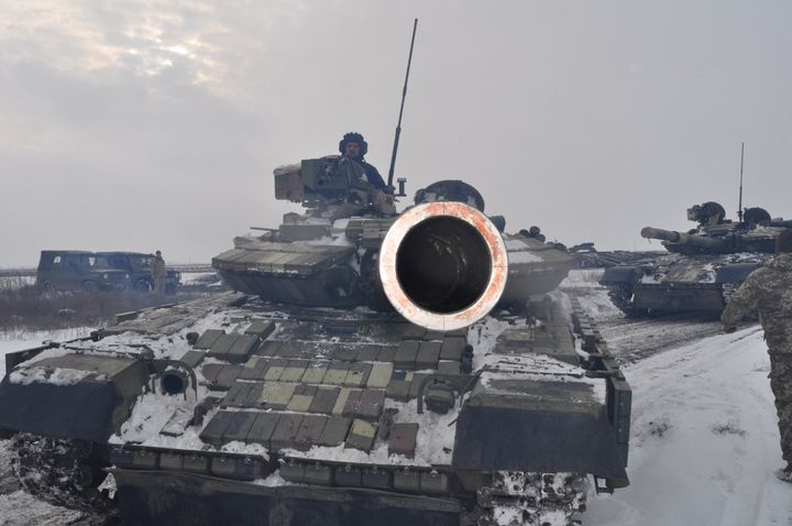 Μέλη υπηρεσίας των Ουκρανικών Ενόπλων Δυνάμεων οδηγούν άρματα μάχης κατά τη διάρκεια ασκήσεων τακτικής σε ένα πεδίο εκπαίδευσης στην περιοχή της Χερσώνας, Ουκρανία, 7 Φεβρουαρίου 2022. Ukrainian Armed Forces Press Service/Handout via REUTERS ATTENTION EDITORS - THIS IMAGE HAS BEEN SUPPLIED BY A THIRD PARTY.