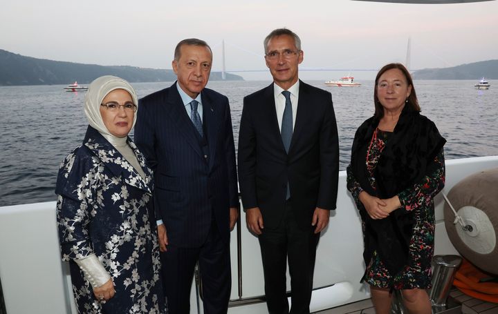 Ο Γενικός Γραμματέας του ΝΑΤΟ Γενς Στόλτενμπεργκ, δεύτερος δεξιά, η σύζυγός του Ίνγκριντ Σούλερουντ δεξιά, ο Πρόεδρος της Τουρκίας Ρετζέπ Ταγίπ Ερντογάν και η σύζυγός του Εμινέ Ερντογάν ποζάρουν για φωτογραφίες κατά τη διάρκεια μιας περιήγησης με πλοίο στον Βόσπορο στην Κωνσταντινούπολη, Παρασκευή, 4 Νοεμβρίου 2022.