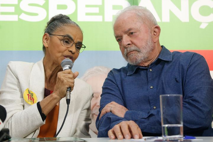 A ambientalista brasileira Marina Silva, à esquerda, fala ao lado do presidente eleito Luiz Inácio Lula da Silva durante uma entrevista coletiva em São Paulo em 12 de setembro de 2022.