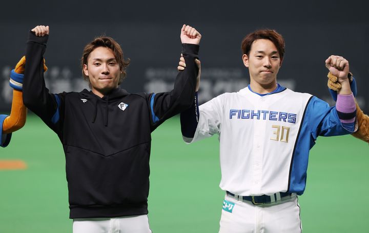 日本ハムの伊藤大海投手（左）と宇佐見真吾捕手＝2022年5月20日、札幌ドーム