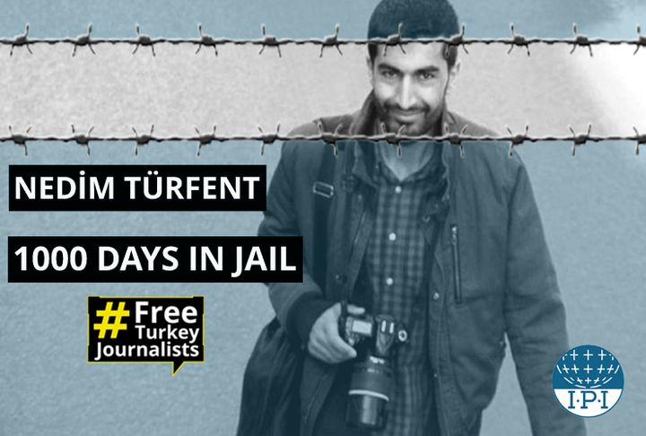 Οι ημέρες φυλάκισης του Κούρδου δημοσιογράφου Nedim Türfent με αόριστες κατηγορίες, ήδη πλησιάζουν τις 2.500 και οι εκκλήσεις για την αποφυλάκιση του συνεχίζονται.