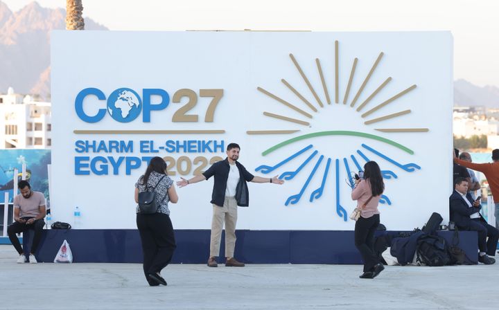 SHARM EL SHEIKH, ΑΙΓΥΠΤΟΣ - 06 ΝΟΕΜΒΡΙΟΥ: Οι παρευρισκόμενοι φωτογραφίζουν ο ένας τον άλλο έξω από την κύρια είσοδο την πρώτη ημέρα της διάσκεψης UNFCCC COP 27 για το κλίμα στις 6 Νοεμβρίου 2022 στο Σαρμ Ελ Σέιχ της Αιγύπτου. Το συνέδριο συγκεντρώνει πολιτικούς ηγέτες και εκπροσώπους από 190 χώρες για να συζητήσουν θέματα σχετικά με το κλίμα, όπως η προσαρμογή στην κλιματική αλλαγή, η χρηματοδότηση του κλίματος, η απαλλαγή από τις ανθρακούχες εκπομπές, η γεωργία και η βιοποικιλότητα. Το συνέδριο θα διαρκέσει από τις 6 έως τις 18 Νοεμβρίου. (Photo by Sean Gallup/Getty Images)