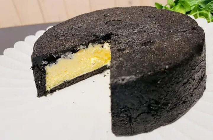 ポワトゥー地方のチーズケーキからアイデアを得た「まっ黒チーズケーキ」は、楽天ランキング「ベイクドチーズ」部門で1位