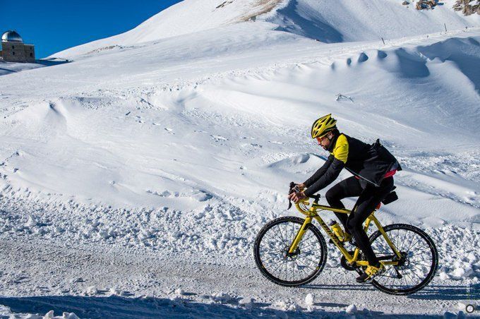 O Oμάρ ντι Φελίτσε ποδηλατεί στην Ισλανδία