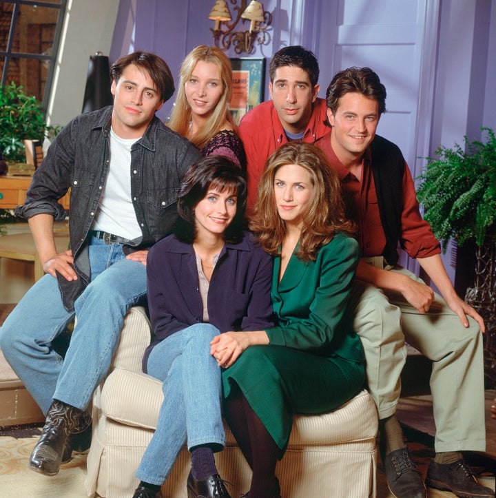 Courteney Cox as Monica Geller, Matt LeBlanc as Joey Tribbiani, Lisa Kudrow as Phoebe Buffay, David Schwimmer as Ross Geller, Matthew Perry as Chandler Bing, Jennifer Aniston as Rachel Green in a Friends cast photo from 1994.