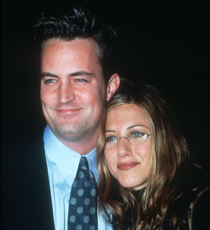 Matthew Perry: I Was So ‘Dead Inside’ During The ‘Friends’ Finale, I ‘Felt Nothing’ 2 Mathew Perry and Jennifer Aniston in 1998.